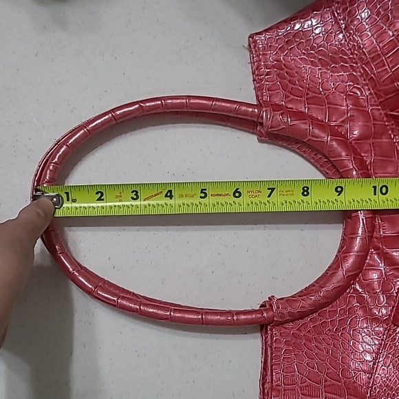 Elegant Pink Crocodile-Embossed Women's Bag - Picture 9 of 14